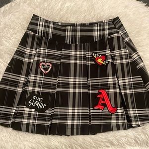 NO BOUNDARIES BLACK PLAID PLEATED SKIRT WITH PATCHES NWT JUNIORS XS